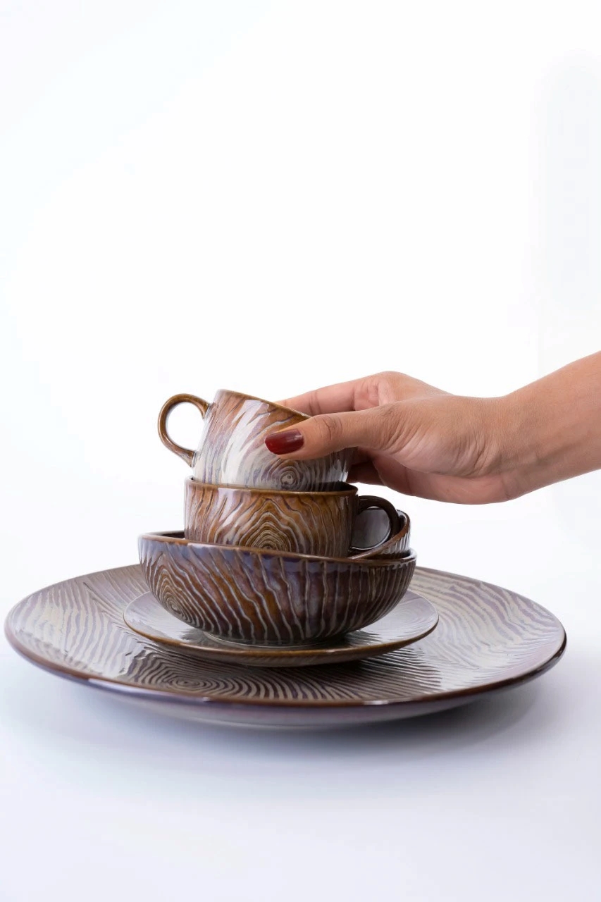 Wood-grain textured ceramics